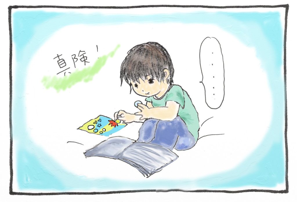 シールを貼ろうとする次男