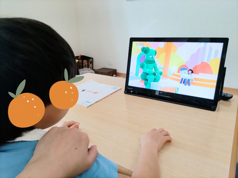 最重度知的障害を伴う次男、テレビを見る練習を始める。